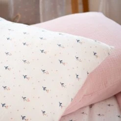 Housse De Couette Et Une Taie Enfant Gaze De Coton (140 Cm) Liberty Rose -Meubles Pour Enfants liberty gaze coton set hc 140x200 1 taie 63x63 115018 1654155691