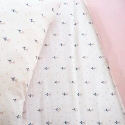 Housse De Couette Et Une Taie Enfant Gaze De Coton (140 Cm) Liberty Rose -Meubles Pour Enfants liberty gaze coton set hc 140x200 1 taie 63x63 115018 1654155769