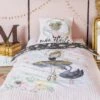 Housse De Couette Et Deux Taies Enfant Coton (200 Cm) Mon étoile Rose 1 Housse De Couette Et Deux Taies Enfant Coton (200 Cm) Mon étoile Rose -Meubles Pour Enfants parure de lit housse de couette 2 taies d oreiller coton imprim 200 x 200 cm mon etoile place 112784 1643886117