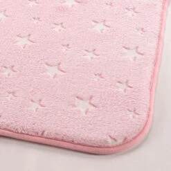 Tapis Phosphorescent (80 Cm) Fluo Night Rose -Meubles Pour Enfants tapis rectangle 50 x 80 cm flanelle unie phosphorescente fluo night rose 106079 1627372899